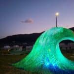 Fondazione Vassallo: “Inaugurata a Mattinata ‘La grande onda’, l’opera di 2500 bottiglie in plastica dedicata al Sindaco Pescatore”