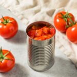 Rischio frammenti di smalto nelle lattine di pomodoro in pezzi richiamate dagli scaffali. Coinvolti i supermercati Il Gigante